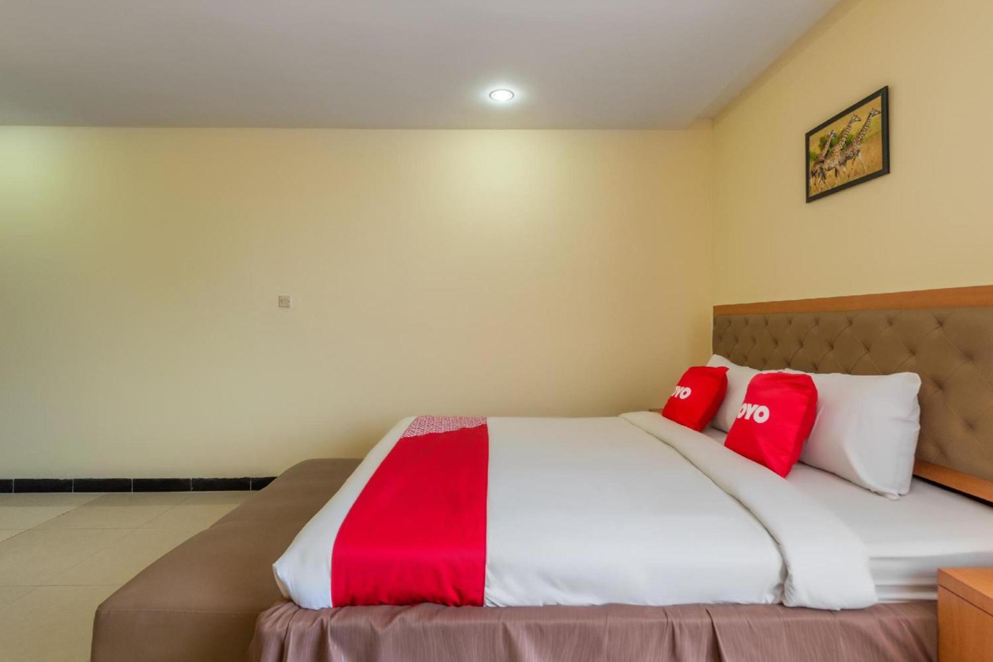 Hotel O Surabaya City Center Near Wonokromo Station Exterior foto
