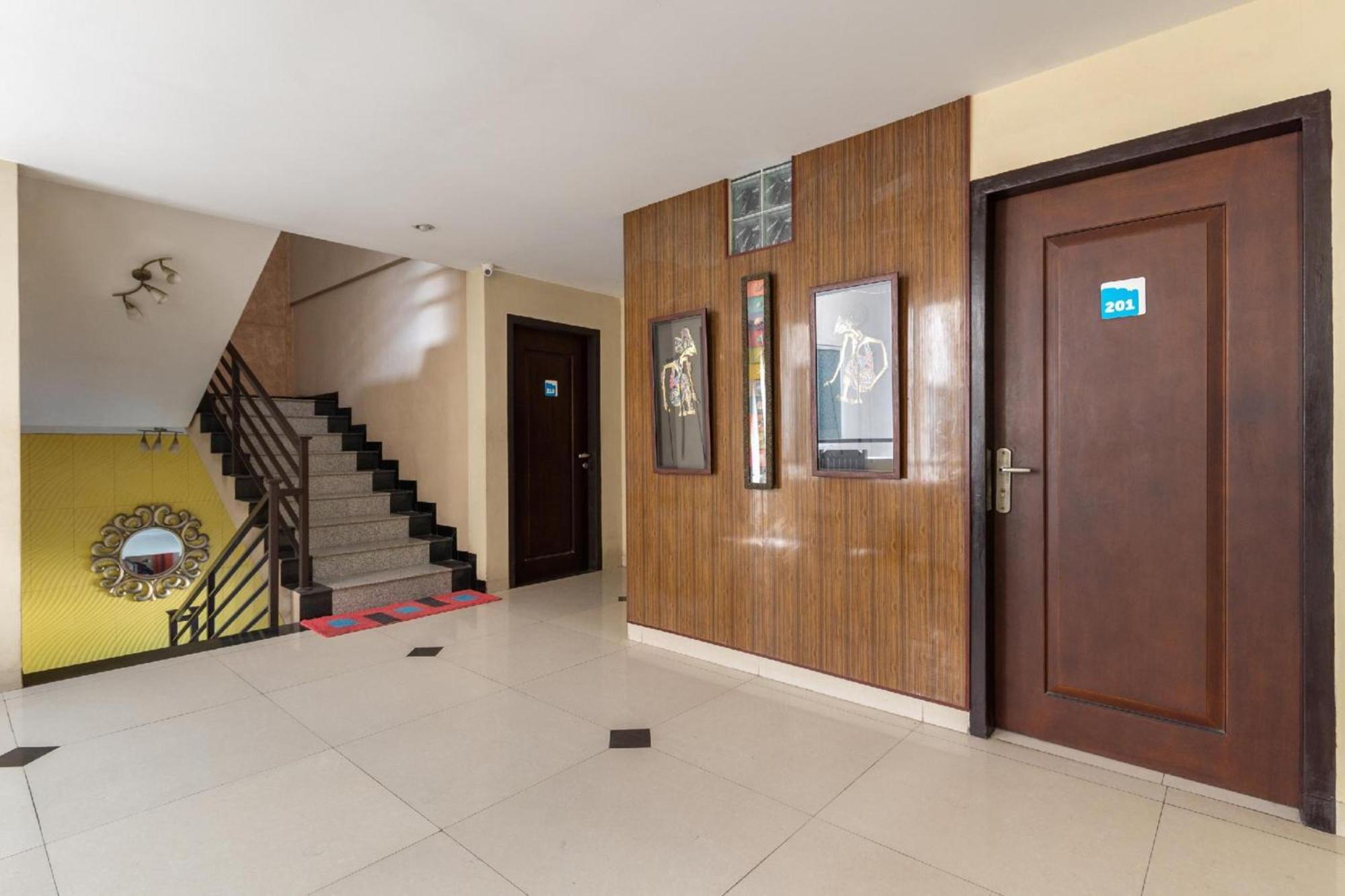 Hotel O Surabaya City Center Near Wonokromo Station Exterior foto